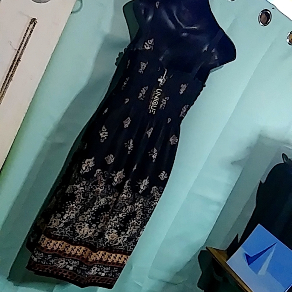 UNIQUE DRESS - Picture 7 of 8